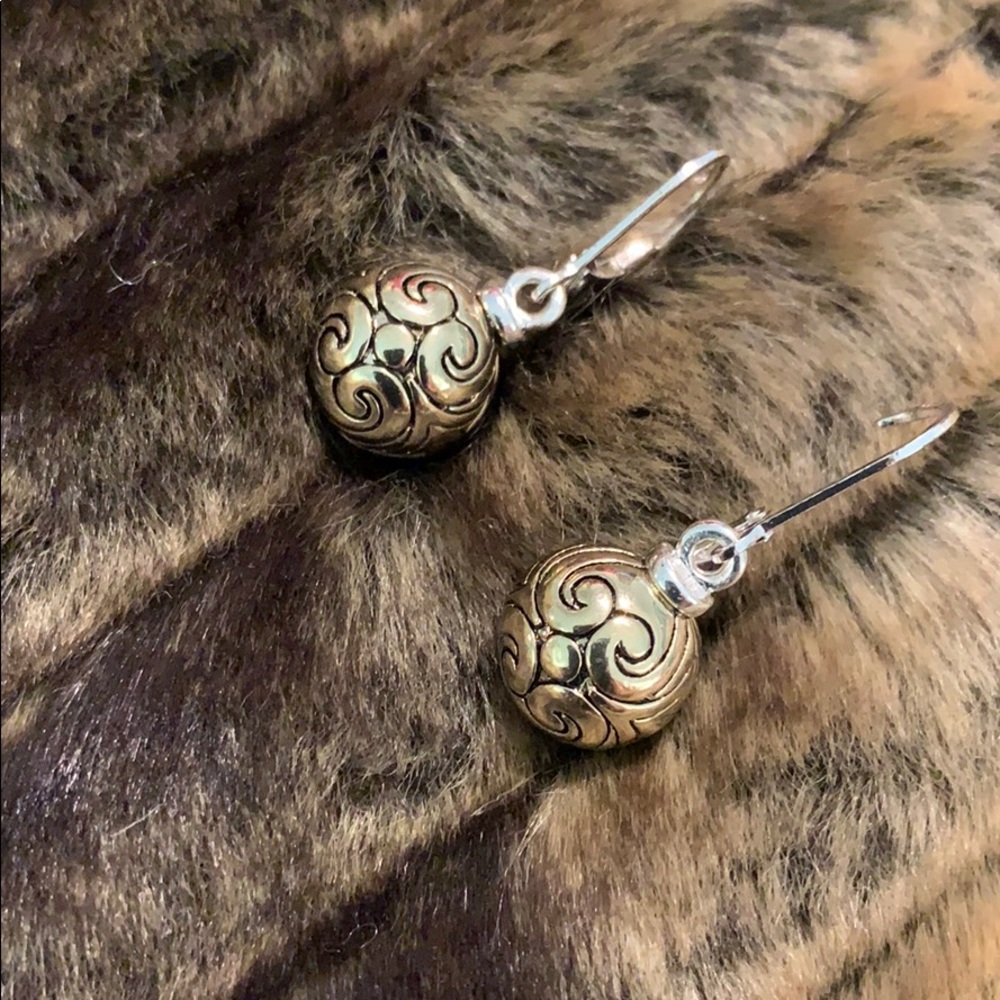 💜💜💜 3/$30 Fashionable lever back earrings! Nice weight #A363 - Picture 3 of 6